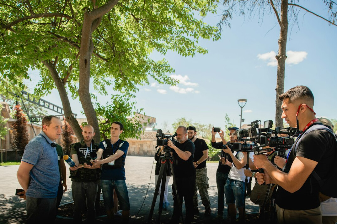 investigative journalists team
